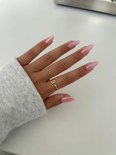 Nail Colors Almond, Pink Crome Nails Ideas, Sweet Sixteen Nails Ideas, Elle Woods Nails, Light Pink With Chrome Nails, Nails Pink Chrome, Matalic Nails Acrylic Pink, Chrome Light Pink Nails