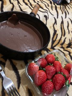 Brigadeiro morango amor romântico Fake Food, Food Snapchat, Fake Story, Beautiful Food, Eating Habits, Cute Food, No Cook Meals