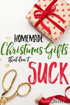 Cheap DIY Christmas Gifts That Don't Suck. This list of super easy DIY Christmas gifts was a life saver this year! We had a tight Christmas budget and this helped. The bags are my FAVORITE! I must have made 50 last weekend! Such an awesome idea for meaningful trip tee shirts and I have like zero crafty skills. If you need cheap Christmas gifts or DIY Christmas gifts this is the best list. Diy Gifts For Christmas, Cheap Diy Christmas Gifts, Diy Natal, Christmas Budget, Cheap Christmas Diy, Diy Christmas Presents, Easy Diy Christmas Gifts, Cheap Christmas Gifts, Diy Christmas Gifts Cheap