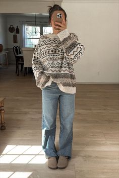 Casual Nanny Outfit, Cold Outfit Inspo Aesthetic, Crew Neck Sweatshirt Outfit Aesthetic, Very Oversized Sweater Outfit, Cute Cold Weather Outfits Casual Winter Layers, Sweater Outfits With Boots, White Button Sweater Outfit, Simple Outfit For Winter, Classic Sweater Outfit