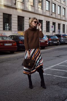 gestreifter-Wickelrock Fashion 70s, Best Casual Outfits, Moda Chic, Pullover Outfit, Sweater Layering, Summer Work Outfits, Striped Skirt, Stylish Work Outfits