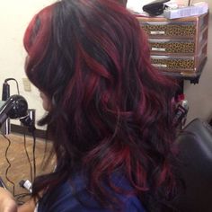 Vibrant Red Highlights, Highlight Hair Ideas, Hairstylist Ideas, Hot Hairstyles, Skunk Hair, Highlight Hair, Black Red Hair, Highlights Curly Hair