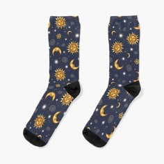 Super soft all-over printed knit socks with extra cushioning in the sole. Suitable for men and women. Take a trip back to the 90s with these golden moons and suns! Dsmp Character Design, Harry Potter Dr Outfits, 90s Socks, Build Closet, Moon Socks, Sun And Moon Pattern, Celestial Pattern, Celestial Sun And Moon, 90s Accessories