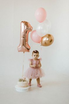 Studio 1st Birthday Pictures, Studio 1 Year Photos, 1 Year Studio Photoshoot, Girl First Birthday Photoshooting Ideas, Studio One Year Pictures, Studio First Birthday Photo Shoot, Neutral First Birthday Photoshoot, Baby Girl 1st Birthday Photoshooting, First Birthday Girl Photoshooting