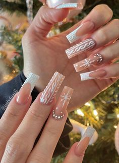 White winter classy nail designs Winter Aesthetic Acrylic Nails, City Girl Nails, White Winter Acrylic Nails, Long Nail Christmas Design, New York Nails Aesthetic, Vanilla Girl Christmas Nails, Hoț Girl Nails, Winter Y2k Nails, Christmas Nails 2023 Trends