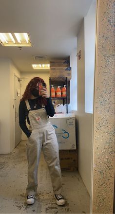 Turtleneck And Overalls Outfit, Carpenter Overalls Outfit, Beige Overalls Outfit Aesthetic, Overalls And Sweatshirt, Baggy Overall Outfits, Styling Baggy Overalls, Outfits With Dungarees, Overall Pants Outfit Fall, Beige Dungarees Outfit