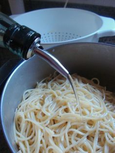 If you're making PASTA for a crowd, this is the ONLY way to do it! Pasta For A Crowd, Fetuchini Alfredo, Cooking Asparagus, Games App, Pizza Roll, Cooking Bacon, Making Pasta