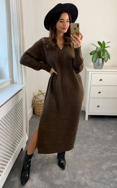 Sleeveless Knit Dress Outfit Winter, Maxi Sweater Dress Outfit, Winter Church Outfits, Brown Jumper Dress, Brown Dresses Outfit, Jumper Dress Outfit, Knitted Dress Outfit, Brown Knit Dress, Dark Brown Dress