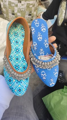 Footwear For Traditional Outfit, Indian Footwear Aesthetic, Outfits Aesthetic Indian, Desi Footwear, Aesthetic Indian, South Asian Aesthetic, Asian Aesthetic, Desi Love, Outfits Stylish