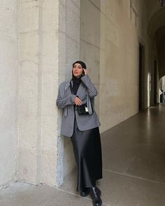 Outfit Jupe Satin, Elegant Hijab Outfit, Hijab Style Outfits, Outfit Modest, Estilo Hijab, Modest Casual Outfits, Lawyer Outfit