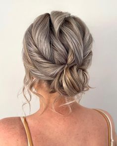 21st Hairstyles, Medium Hair 2023, Up Do Ideas, Wedding Updos For Medium Hair, Bridesmaid Hairdo, Wedding Updo Hairstyles, Medium Fine Hair, Bridesmaid Hair Inspo