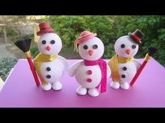 three snowmen are standing next to each other