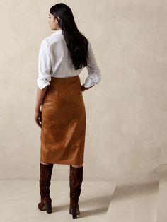 Deina Leather Midi Skirt | Banana Republic Midi Leather Skirt Outfit, Midi Skirt With Boots, Knee Length Skirts Outfits, Suede Skirt Outfit, Anchor Clothes, Linen Style Fashion, Leather Skirt Outfit, Midi Skirt Outfit, Pencil Skirt Outfits