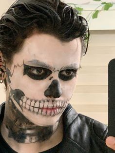 Halloween men costume Men Scary Halloween Costumes, Make Halloween Costume Ideas, Masculine Costumes Halloween, Masc Halloween, Halloween Costumes Guys Easy, Men’s Halloween Costumes Ideas, Mens Halloween Outfit, Simple Halloween Makeup Looks For Men, Hot Men Halloween Costumes