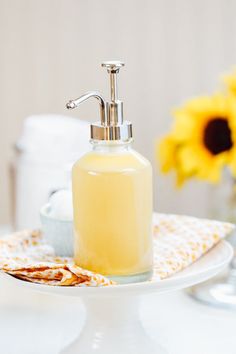 A super simple homemade honey face wash that works to heal and cleanse. Only 3 ingredients. The best and easiest homemade face wash! Homemade Neosporin, Honey Face Wash, Mirror Cleaner, Homemade Body Butter, Facial Face, Homemade Cleaners, Homemade Laundry Detergent, Honey Face