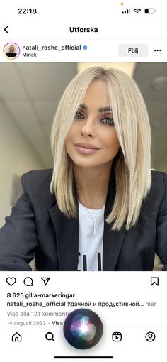 Fine Hair With Long Bangs, Collar Bone Blonde Hairstyles, Blonde Bob With Side Bangs, 2024 Blonde Hair Trends For Women, Side Part Blonde Hair, Face Types Shape Hairstyles, Mid Straight Hair, Caroline Stanbury Hair, Blond Z Odrostami