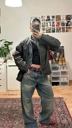 Thrifted leather jacket outfit with baggy pants and room inspiration Looks Jeans, Looks Pinterest, Uni Outfits, Mia 3, Neue Outfits, Fall Fits, Baggy Pants, Swaggy Outfits