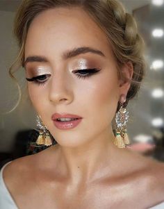 10 Bridal Makeup Ideas and Top Tips for Going DIY – Clear Wedding Invites Bridal Makeup For Blue Eyes, Simple Wedding Makeup, Wedding Eyes, Wedding Makeup Bride, Wedding Eye Makeup, Glam Wedding Makeup, Makeup Logo, Bridesmaid Hair Makeup, Bridal Makeup Natural