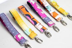 Sew a DIY Wristlet Key Fob - fast and easy gift idea! Wristlet Diy, Key Fob Diy, Easy Gift Idea, Sew Crafts, Fabric Keychain, Diy Sewing Tutorials, Diy Designs, Dyi Gifts