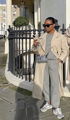 Trench Coat Outfit Fall Street Styles, Cozy Trench Coat Outfit, Trench Coat With Sweatpants, Sweatsuit And Trench Coat, Black Women Athleisure Outfits, Sweatsuit With Trench Coat, Lounge Wear Plus Size Style, Stylowa Moda Plus Size, Hoodie And Coat Outfit