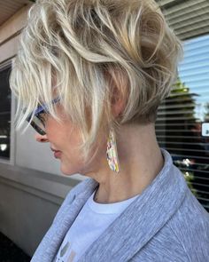 60 Pixie Bob Haircut Ideas To Rock In 2024 Pixie Bob Haircut 2023, Whippy Cake Hair, Balayage Pixie, Wedding Recovery, Bob Haircut Ideas, Longer Pixie Haircut, Pixie Bob Haircut