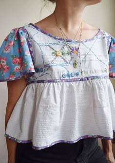 Mixed Fabric Clothing, Upcycled Blouse, Linen Sewing, Style Tips And Tricks, Vintage Upcycle, Colorful Hairstyles, Feedsack Fabric, Upcycle Sewing, Altered Couture