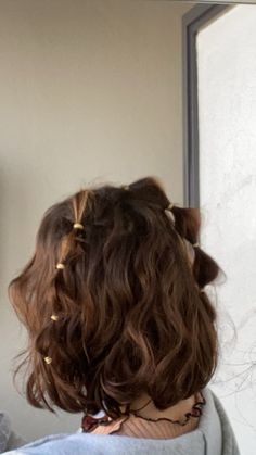 Long Hair and Flower Crowns: Festival-Ready Looks Above Shoulder Length Hair Styles, Easy Half Up Half Down Hairstyles Short Hair, Artsy Hairstyles Short, Cottage Core Short Hair, Academia Hairstyle Short, Maeve Rojas Outfits, Shoulder Length Space Buns, Chest Length Hairstyles, Simple Prom Hairstyles For Short Hair