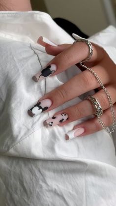 Mickey Nail Art, Mickey Mouse Nail Design, Nails After Acrylics, Mickey Mouse Nails, Disney Inspired Nails, Mickey Nails, Cow Nails, Vintage Nails, Classy Acrylic Nails