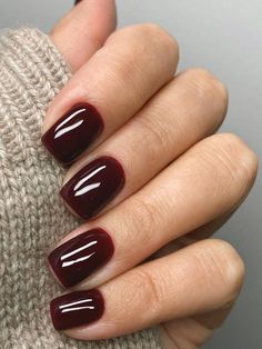 Shellac Nail Colors Fall 2022, Nail Idea For Dark Skin, Square Acrylic Nails Autumn, Dark Bordeaux Nails, Mail Colors 2023 Winter, Short Nail Colours, Deep Maroon Nails, Short Burgundy Nails, Burgundy Gel Nails