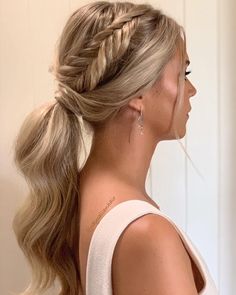 Beautiful fishtail braided ponytail on long blonde hair. Looking for some hair inspo? Get ready to turn heads this Valentine's Day with these stunning hairstyles! From romantic updos to flirty curls, we've got you covered. Whether you're celebrating with your special someone or hitting the town with your friends, these hairstyles will make you feel extra beautiful. Fishtail Braid Bridesmaid, Ponytail Fishtail Braid, Braid Bridesmaid Hair, Bridesmaid Hair Braid, Bridesmaid Hair Ponytail, Bridesmaid Hair Inspo, Bridemaids Hairstyles, Cute Prom Hairstyles, Updo Bridesmaid