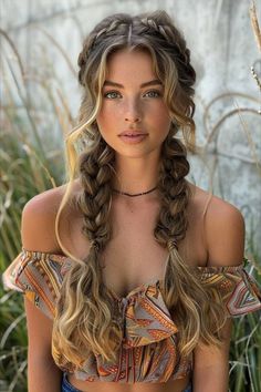 Boho hairstyles are popping up everywhere! Let us present our top picks for the season. Portret Feminin, Κούρεμα Bob, Fishtail Braid, Heatless Curls, Boho Braids, Braids For Long Hair, Boho Hairstyles, Short Hair Cuts For Women