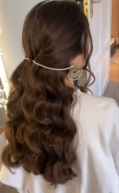 Short Hair Hairstyles Traditional, Hairstyle With Long Earrings, Saharay Earring Hairstyle, Sahara Jhumka Hairstyle, Desi Hair Accessories, Sahara Hairstyle, Hairstyles For Desi Weddings, Hairstyles For Desi Outfits