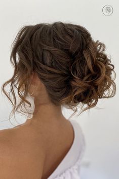 Hair Up Prom Hairstyles, Bridesmaids Hairstyles For Medium Hair, Curled Updo Wedding, Loose Curly Hair Updo, Bride Hairstyles Updo Brunette, Wedding Hair Up Curly, Curly Low Bun Wedding Hair, Bridesmaid Hairstyles Brown Hair Updo, Hair Up Prom Styles