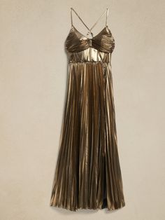 Glistening with feminine appeal, like a corset-style waist, a leg slit and our signature sunburst pleating, this radiant maxi dress is a sight to behold.  Crafted from a lightweight georgette fabric with lustrous gold foil, every pleat of the dramati Gold Summer Dress, Fancy Fits, Disco Dress, Dress Inspo, Guest Dress, Georgette Fabric, Metallic Dress, Soft Grunge, Corset Style