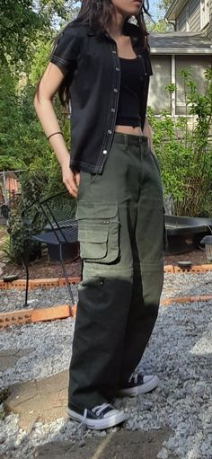 Green And Black Summer Outfits, Olive Green Cargo Outfits Women, Olive Green Cargo Pants Outfit Street Style, Green Cargo Pants Outfit Street Style, Outfits With Olive Green Pants, Olive Green Cargo Pants Outfit, Olive Cargo Pants Outfit, Genz Fashion, Olive Outfit