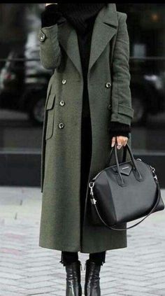 Winter Mode Outfits, Mode Mantel, Biker Shorts Outfit, Street Style Winter, Green Coat, Coat Outfits