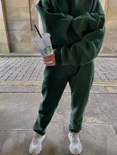 Dark Green Sweatpants Outfit, Green Tracksuit Outfit, Tracksuit Outfit Aesthetic, Hoodie Outfit Hijab, Green Sweatpants Outfit, Green Sweatshirt Outfit, Tracksuit Aesthetic, Green Hoodie Outfit, Sweatpant Outfits