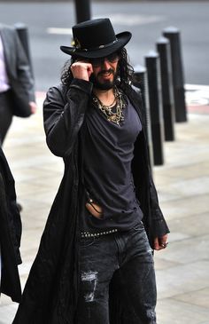 Russel Brand Mens Fashion Artist Style, Rocker Style Men, Boho Men Style, Bohemian Men, Burning Men, Bohemian Style Men, Festival Mode, Mode Hippie, Boho Men