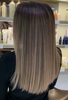 Włosy Honey Brown Balayage Brunettes Natural, Shoulder Length Balayage Brunette, Balayage Brunette Straight, Blonde Babylights On Brown Hair, Dark Roots Light Ends, Babylights And Balayage, Light Brown Ombre Hair, Babylights Hair