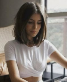 Jade Roper Short Hair, Deep Side Part Lob, Short Brunette Hair Oval Face, Effortless Short Hairstyles, Short Hair With Middle Part, French Lob, Long To Short Hair Before And After, Girl With Short Brown Hair, Classic Short Hair