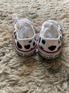 Cow Print Converse - Etsy Cow Print Converse, Converse Painting Ideas, Cow Print Nursery, Cow Print Shoes, Western Baby Clothes, Hand Painted Toms, Cow Stuff, Western Baby, Low Top Converse