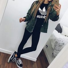 Find More at => http://feedproxy.google.com/~r/amazingoutfits/~3/7noUcohGrWk/AmazingOutfits.page Tennis Shoes Outfit, Vans Outfit, Legging Outfits, T Shirt And Jeans, Casual Fall Outfits, Green Jacket, Fall Winter Outfits, Outfits Casuales