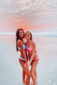 Preppy Photoshoot, Duo Photoshoot, Preppy People, Preppy Swimsuit, Trendy Bathing Suits, Cruise Photos, Fun Poses, Beach Instagram Pictures