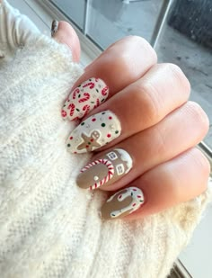 Cookies Nails Art Designs, Christmas Nails 2023 Gingerbread, Busy Christmas Nails, Acyrilics Nails Christmas, Candy Cane And Gingerbread Nails, Ski Holiday Nails, Ginger Bread Nails Acrylic, Cute Christmas Nails Gingerbread, Holiday Nails Gingerbread