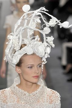 Sculptural Hat. I like this one because it is very unusual and it is inspired by nature and flowers. It is made of paper mâché and wire. Chanel Hat, Sculptural Fashion, Couture Hats, Sepang, Mode Chanel