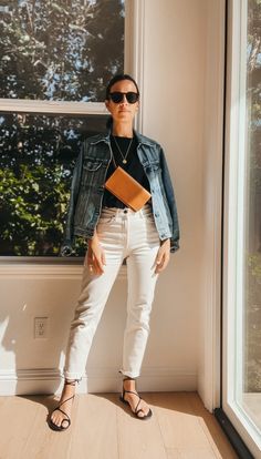 White Mum Jeans Outfit, White Denim Jacket Outfit, Denim Jacket Outfit Women, 2024 Lookbook, Mum Style, 2022 Outfits, Jacket Outfit Women, Jean Jacket Outfits