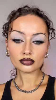 90s Club Makeup, Villan Makeup Looks, 00s Makeup Looks, Maquillaje Y2k, Punk Rock Makeup, 00s Makeup, 2000s Makeup Looks, Egyptian Makeup