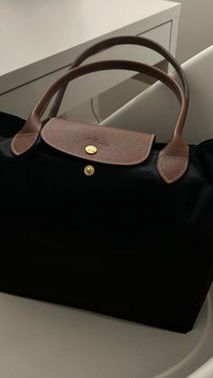 College Bags Aesthetic, Longchamp Uni Bag, Longchamp Tote Bag Outfit, Longchamp Le Pliage Aesthetic, Long Champ Bag Aesthetic, La Pliage Longchamp, Le Pliage Longchamp Outfit, Bags For Uni, Longchamp Bag Aesthetic