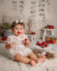 Katherine Scaranto Fotografia on Instagram: “A gente une uma das coisas que o bebê mais gosta: comer frutinha + a fotografia desse momento, o quê que resulta? Isso! 🤍 . . . . .…” Baby Six Months Photography, 9 Month Old Photo Ideas, Maria Clara, Girl First Birthday, Mahi Mahi, Baby Photoshoot, Photo 1, 6 Months