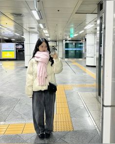 Scarf Inspo Outfit, Tracy Sohn Outfits, Saranghoe Tracy Fits, Tracy Outfits, Winter Outfits Scarf, Korean Outfits Winter, Japan Outfit Winter, Tracy Sohn, Winter Outfits Korean